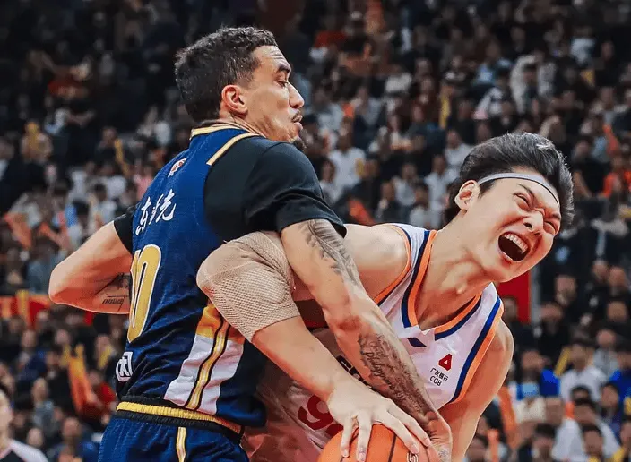 俱乐部杯上海vs广东大名单：洛夫顿、王哲林出战，奎因在列