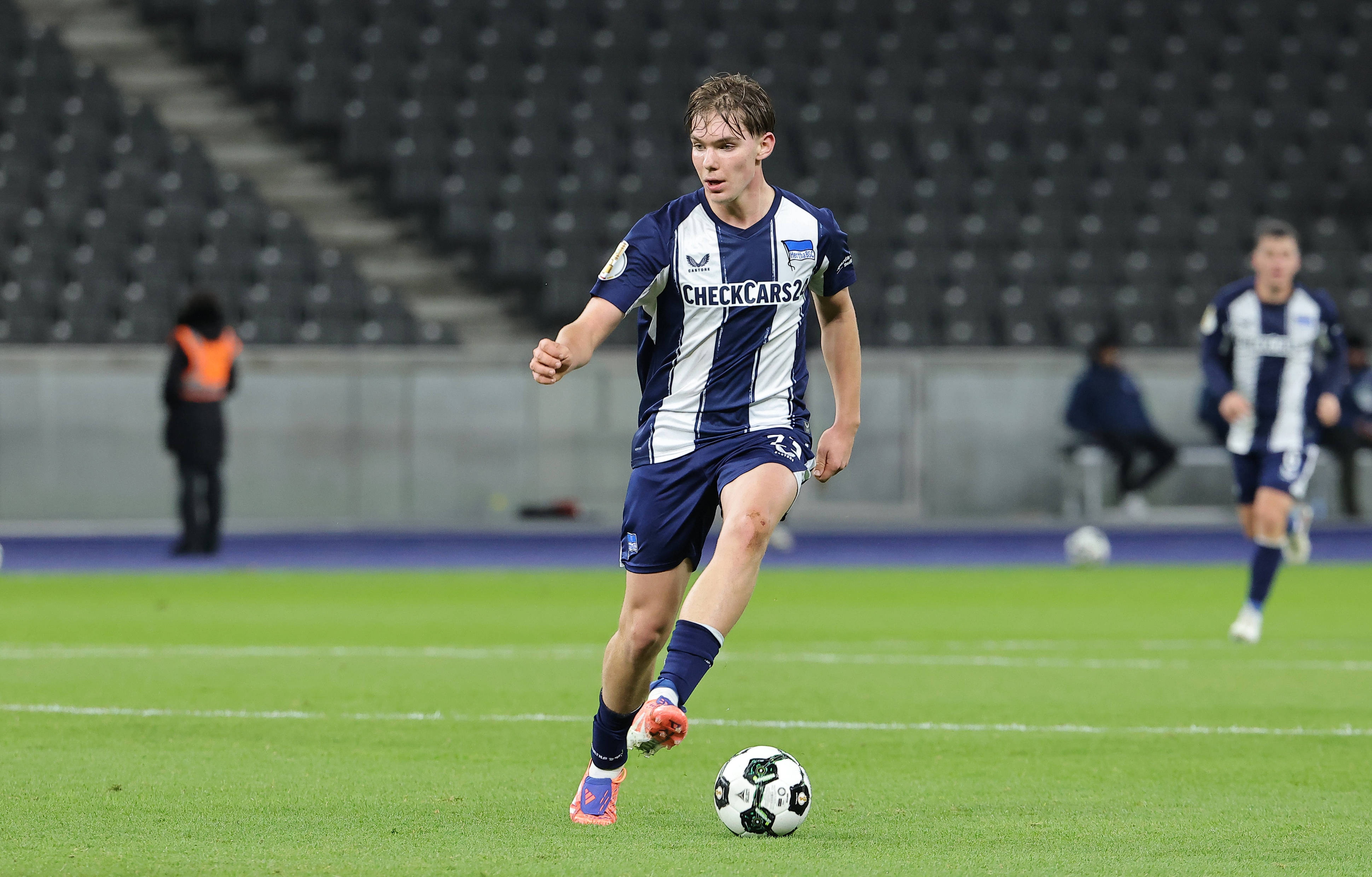 德天空：拜仁认真考虑今夏签下柏林赫塔16岁中场艾希霍恩